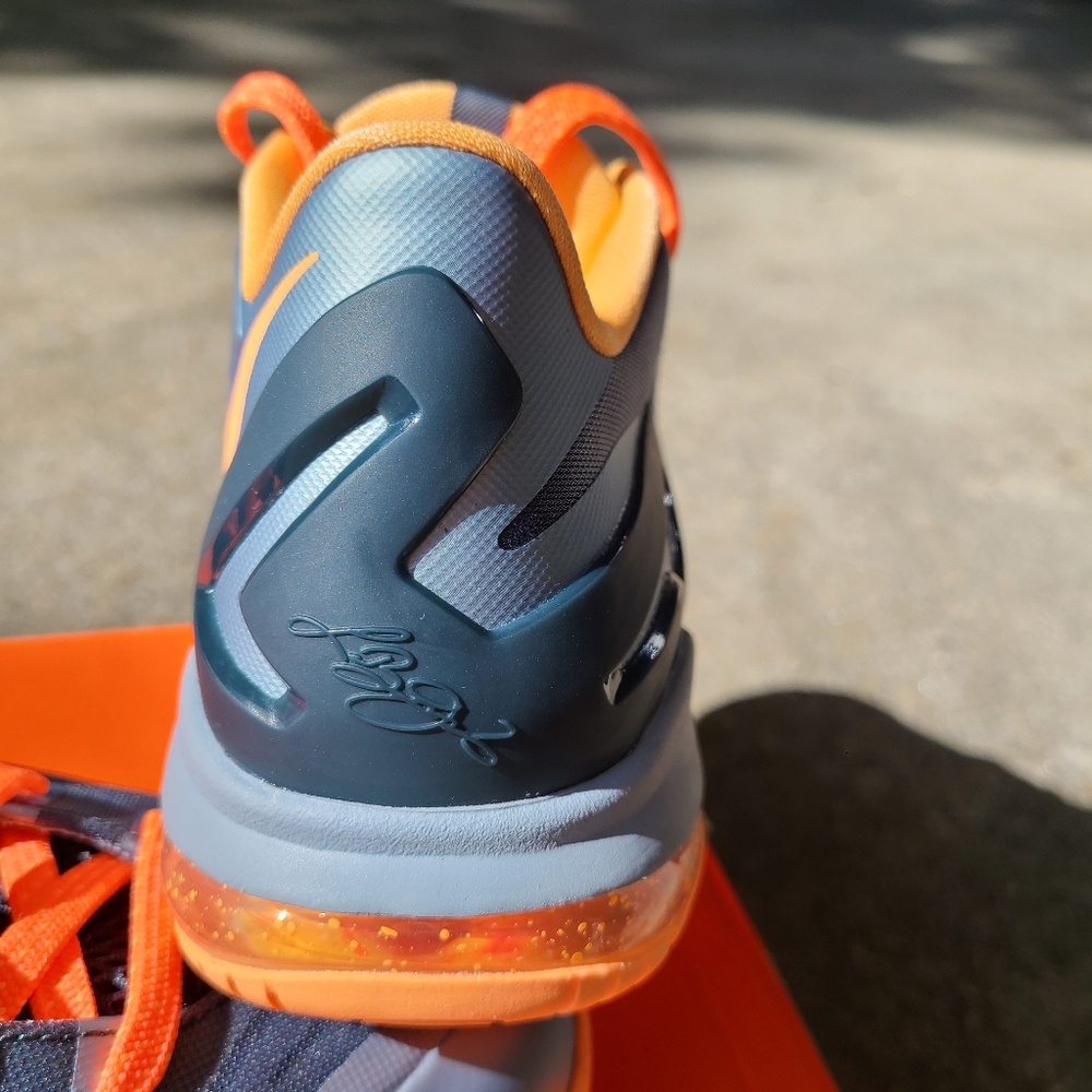 Nike Max LeBron Xi low (GS) size 7Y Lt mgnt Grey, dark midnight Grey and Mango - Picture 2 of 5